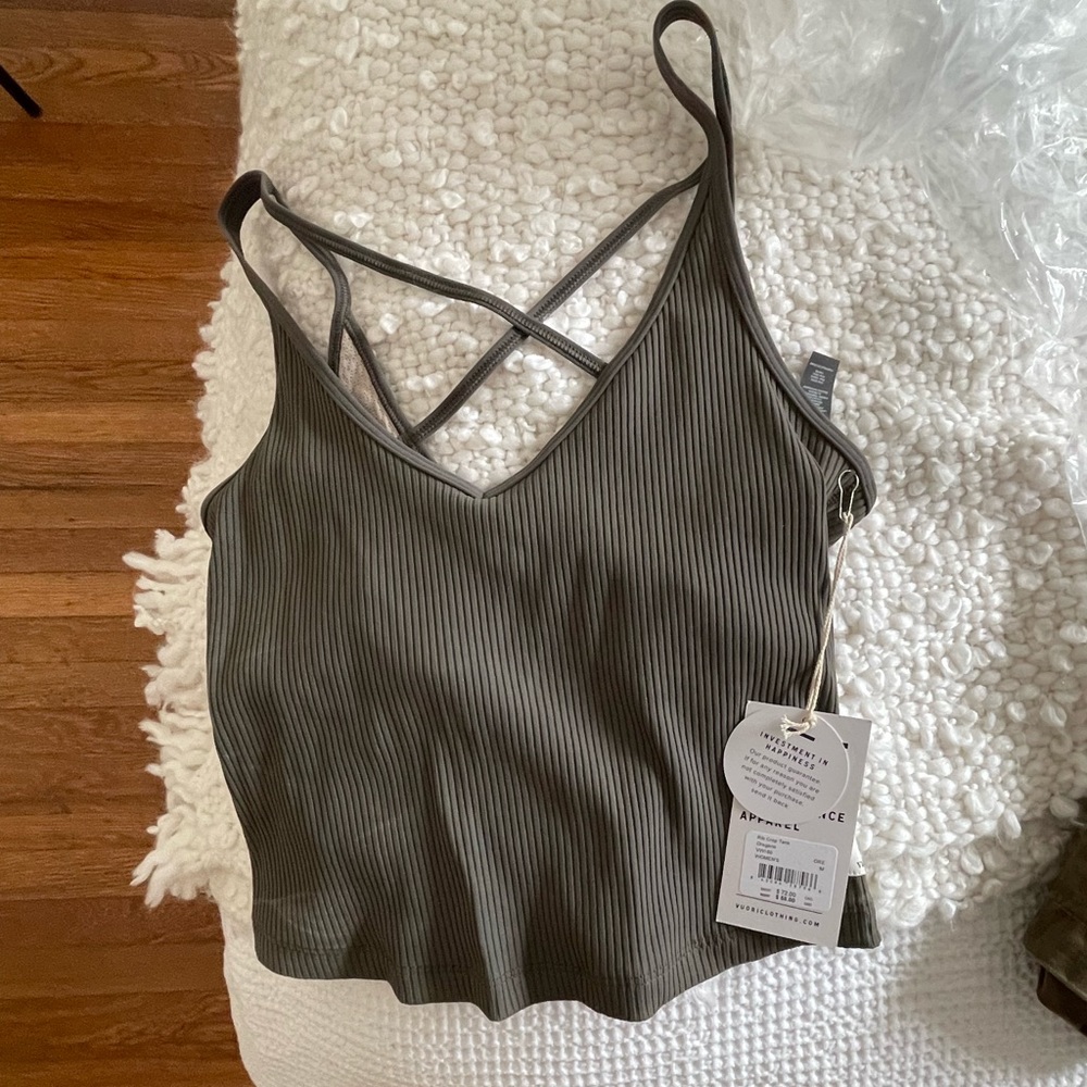 Vuori ribbed crop tank in oregano NWT / size medium